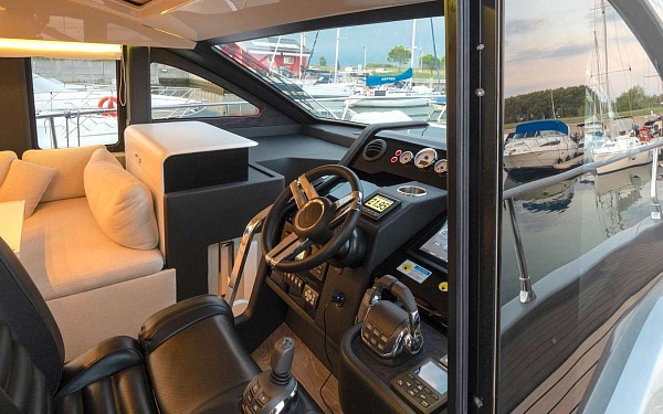 Продается моторная яхта с флайбриджем CRANCHI E52S